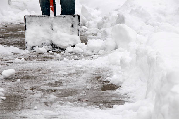 spalare la neve dal marciapiede - snow remover foto e immagini stock