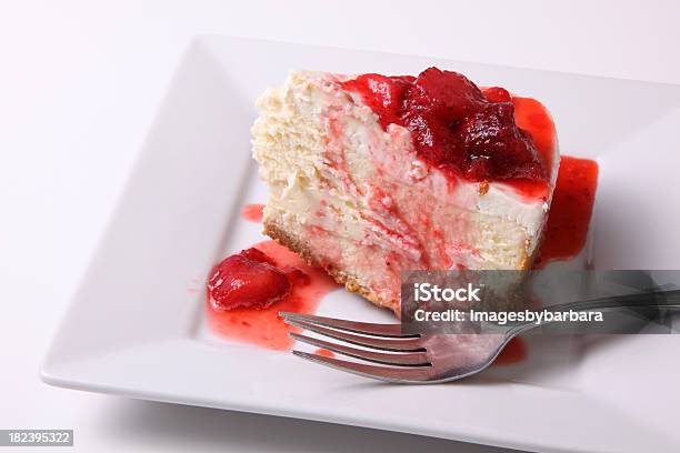 Feito Em Casa Bolo De Queijo View Imagens Semelhantes - Fotografias de stock e mais imagens de Bolo de Queijo de Morango