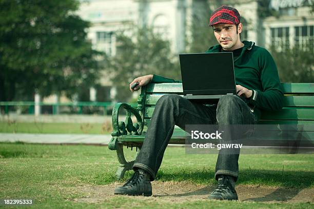 느긋함 확신함 젊은 남자 독서모드 노트북 화면을 25-29세에 대한 스톡 사진 및 기타 이미지 - 25-29세, 개성-개념, 건물 외관