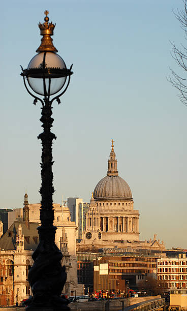istock St pauls and street lamp 182395347