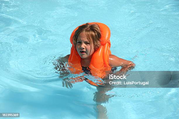 Ragazza In Piscina - Fotografie stock e altre immagini di Acqua - Acqua, Albergo, Ambientazione esterna