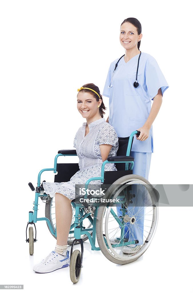 Behinderte Mädchen mit freundliche Krankenschwester, Studio-Portrait - Lizenzfrei Rollstuhl Stock-Foto
