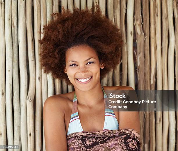 Mujer Afroamericana Sonriendo Contra Una Pared De Bambú Foto de stock y más banco de imágenes de 20 a 29 años