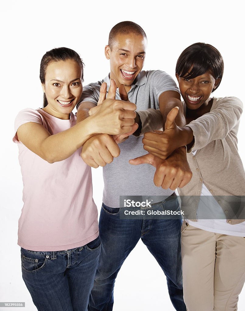 Drei Junge Freunde zeigen Daumen hoch-Schild - Lizenzfrei 20-24 Jahre Stock-Foto