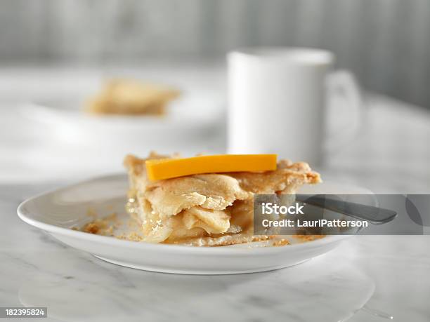 Photo libre de droit de Tarte Aux Pommes Avec Fromage Cheddar banque d'images et plus d'images libres de droit de Fromage - Fromage, Tourte aux pommes, Aliment en portion