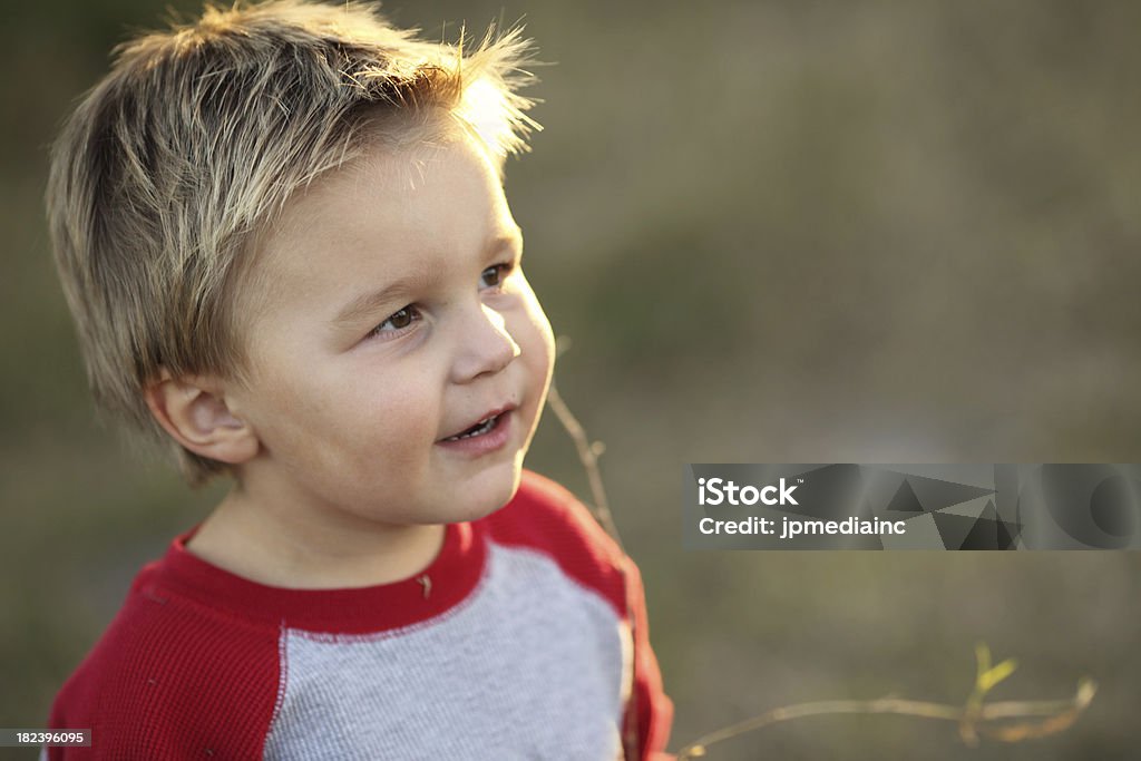 Ragazzo carino cercando di lato - Foto stock royalty-free di 12-17 mesi