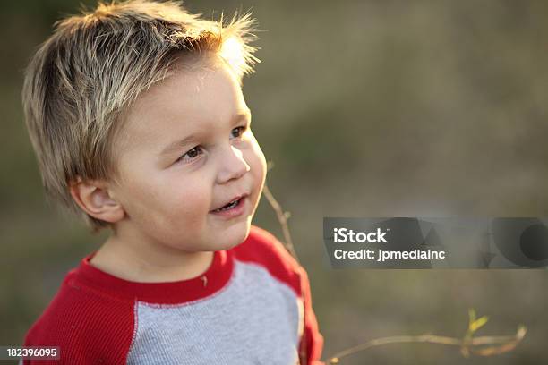 Ragazzo Carino Cercando Di Lato - Fotografie stock e altre immagini di 12-17 mesi - 12-17 mesi, Allegro, Ambientazione esterna