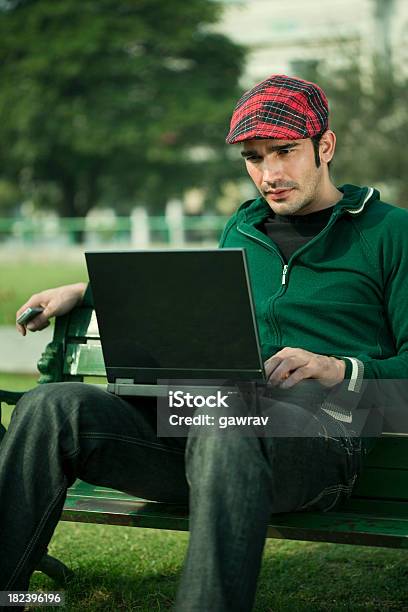 Entspannt Zuversichtlich Junger Mann Auf Einem Laptopbildschirm Lesen Stockfoto und mehr Bilder von 25-29 Jahre