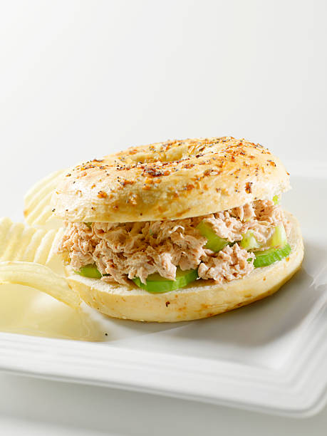 kanapka z pastą z tuńczyka - tuna tuna salad bagel sandwich zdjęcia i obrazy z banku zdjęć