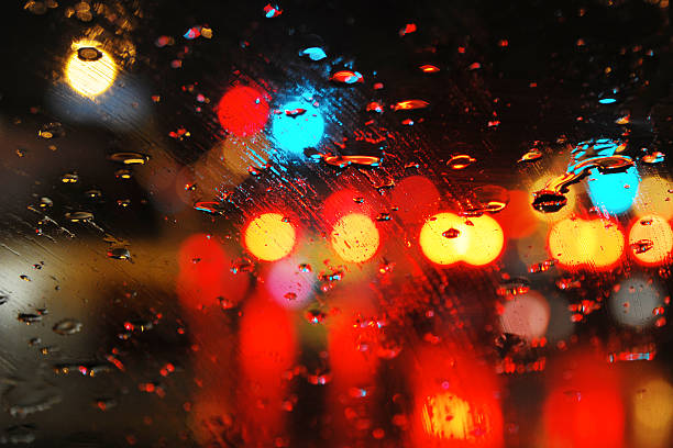 la pluie sur la fenêtre, grand - night wet road street photos et images de collection