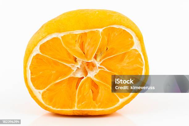 Mezza Di Limone Frutto Isolato Su Bianco - Fotografie stock e altre immagini di Limone - Limone, Schiacciato, Agrume