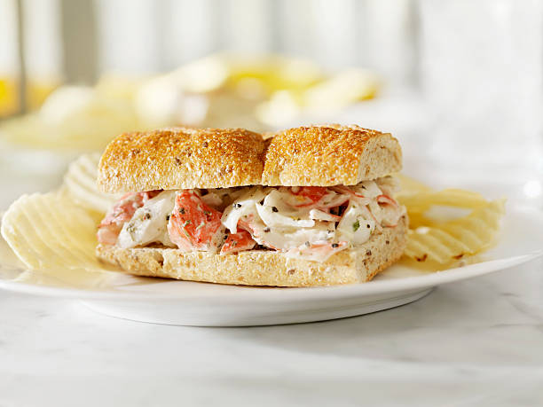 sándwich de ensalada de cangrejo con papas fritas - mayo mayonnaise salad plate fotografías e imágenes de stock