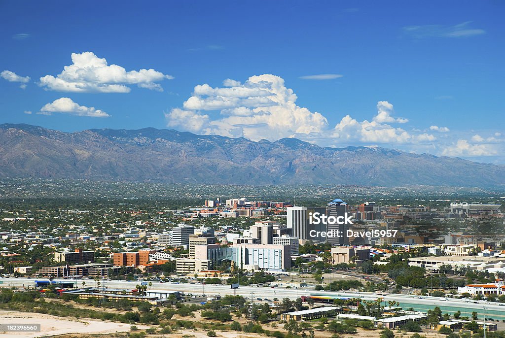 Tucson skyline, montagne, nuvole - Foto stock royalty-free di Tucson