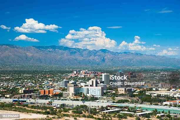 Tucson Skyline Montagne Nuvole - Fotografie stock e altre immagini di Tucson - Tucson, Centro della città, Isola di Santa Catalina