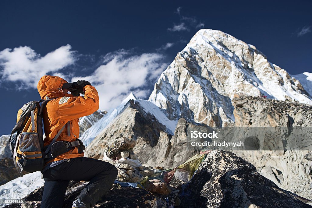 Femme regardant à travers les jumelles de Pumori - Photo de Activité de loisirs libre de droits