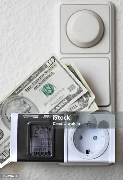 Misurazione Della Potenza Con Dollari Su Lightning Switch - Fotografie stock e altre immagini di Ambiente