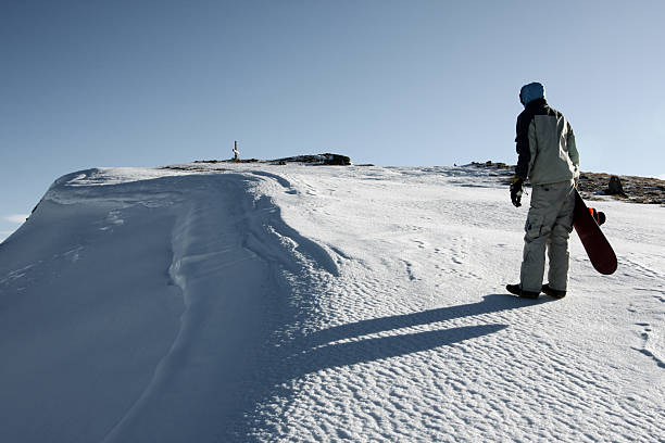 snowboarder caminar a las montañas - foto de stock