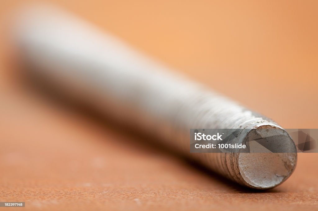 Tornillo prisionero en el fondo de venta - Foto de stock de Aleación libre de derechos