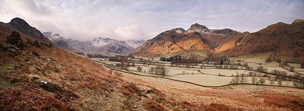 langdale valley, dans la région des lacs de cambrie - langdale pikes panoramic english lake district cumbria photos et images de collection