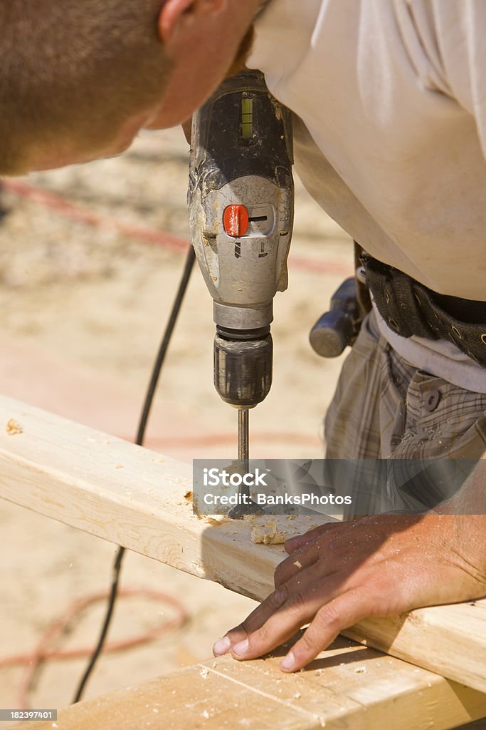 Строительный рабочий с помощью электрического сверло на стройплощадке - Стоковые фото Верстак роялти-фри