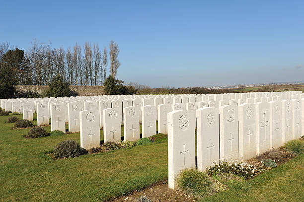 сотни gravestones в первой мировой войны cemetary, франция - flanders war grave war memorial стоковые фото и изображения