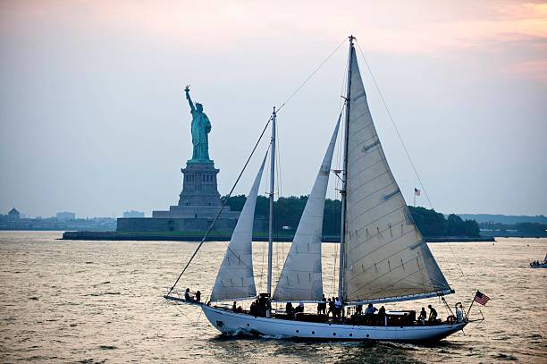 Statua della Libertà con barca a vela - foto stock