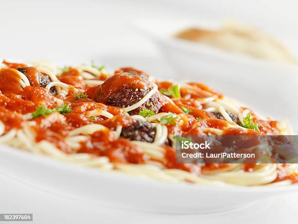 Spaghetti Z Pulpety W Sosie Pomidorowym - zdjęcia stockowe i więcej obrazów Bagietka - Pieczywo - Bagietka - Pieczywo, Bez ludzi, Biały