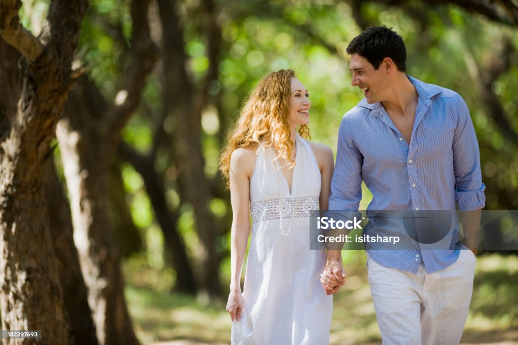 Pareja paseando - Foto de stock de Adulto libre de derechos