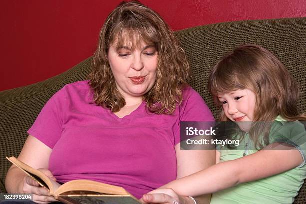 Foto de Mãe E Sua Filha Lendo e mais fotos de stock de 2-3 Anos - 2-3 Anos, 30 Anos, Adulto