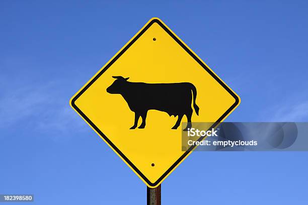 Attenzione Di Bovino Crossing - Fotografie stock e altre immagini di Vacca - Vacca, Segnale di passaggio pedonale, Sicurezza sul posto di lavoro