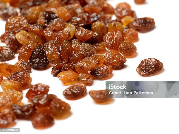 Raisins - Fotografias de stock e mais imagens de Alimentação Saudável - Alimentação Saudável, Amontoar, Branco