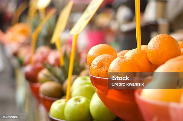 Frutas Frescas Em Um Mercado Aberto - Fotografias de stock e mais imagens de Aldeia - Aldeia, Alimentação Saudável, Atividade Comercial