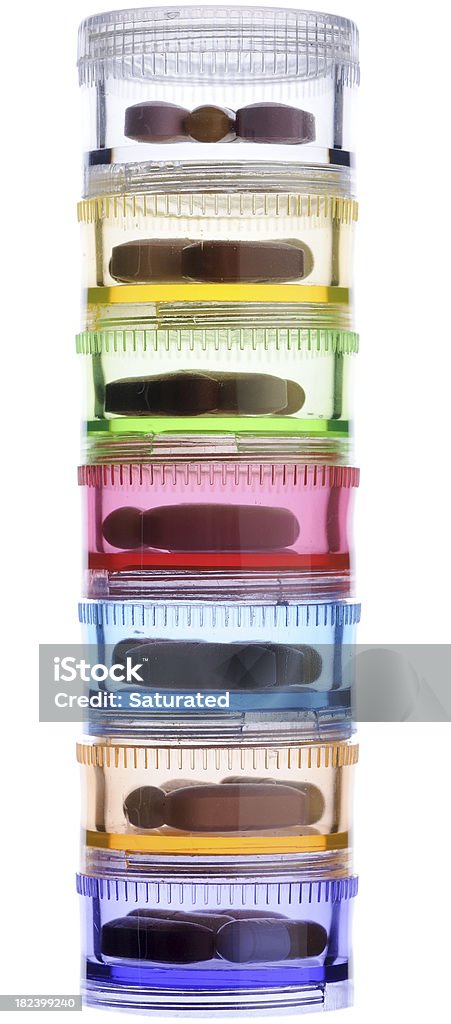 Pile de pilules colorées dans des conteneurs - Photo de Fond blanc libre de droits