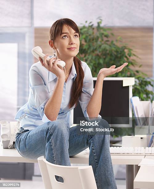 Ufficio Lavoratore Tenendo Ricevitore Del Telefono - Fotografie stock e altre immagini di Donne - Donne, Jeans, Solo una donna