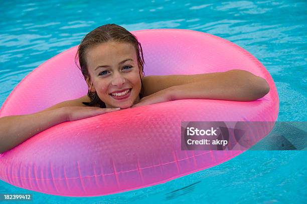 Mädchen Mit Rosa Schwimmnudel Stockfoto und mehr Bilder von Aktivitäten und Sport - Aktivitäten und Sport, Auf dem Wasser treiben, Aufblasbarer Gegenstand