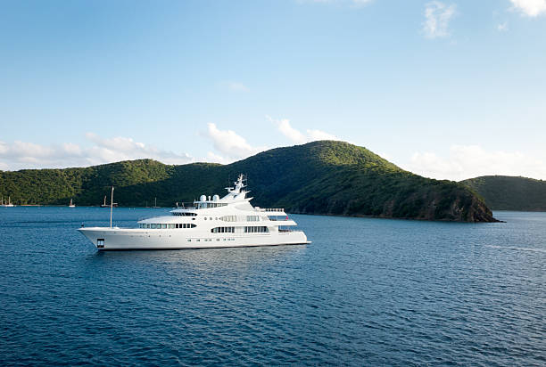 mega yacht in der nähe der insel - yacht stock-fotos und bilder