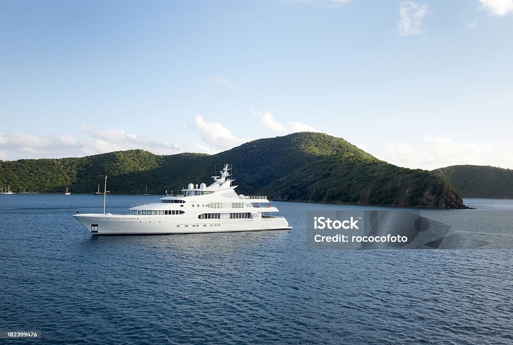 Mega Yacht cerca de la isla - Foto de stock de Yate libre de derechos