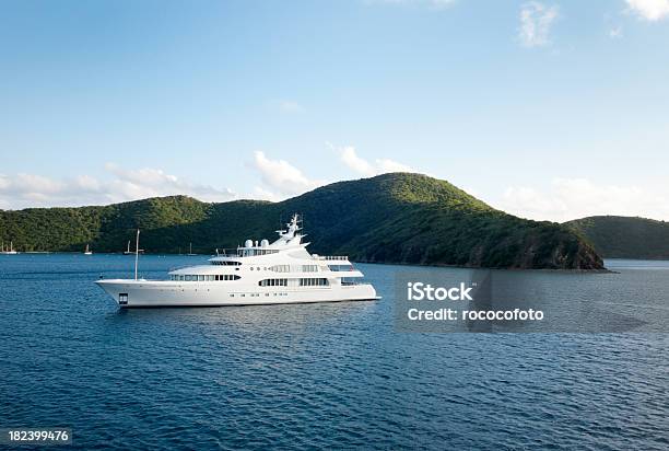 Megayacht Vicino Isola - Fotografie stock e altre immagini di Yacht - Yacht, Largo - Descrizione generale, Lusso