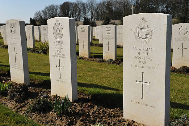 могилы неизвестного солдата во франции - flanders war grave war memorial стоковые фото и изображения