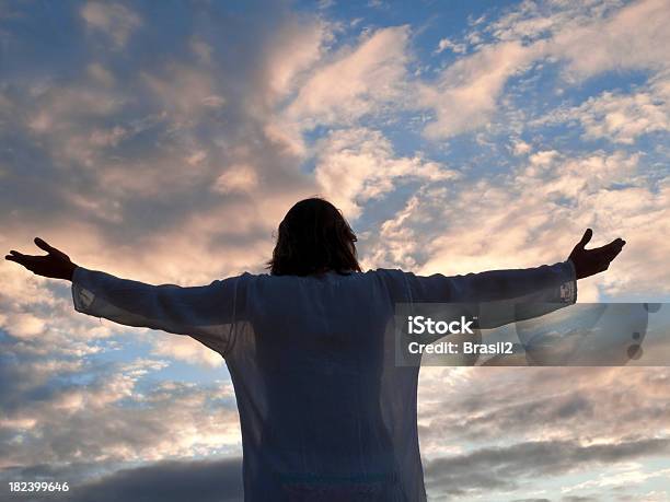 Foto de Os Braços Abertos e mais fotos de stock de Aberto - Aberto, Abrindo, Adulto