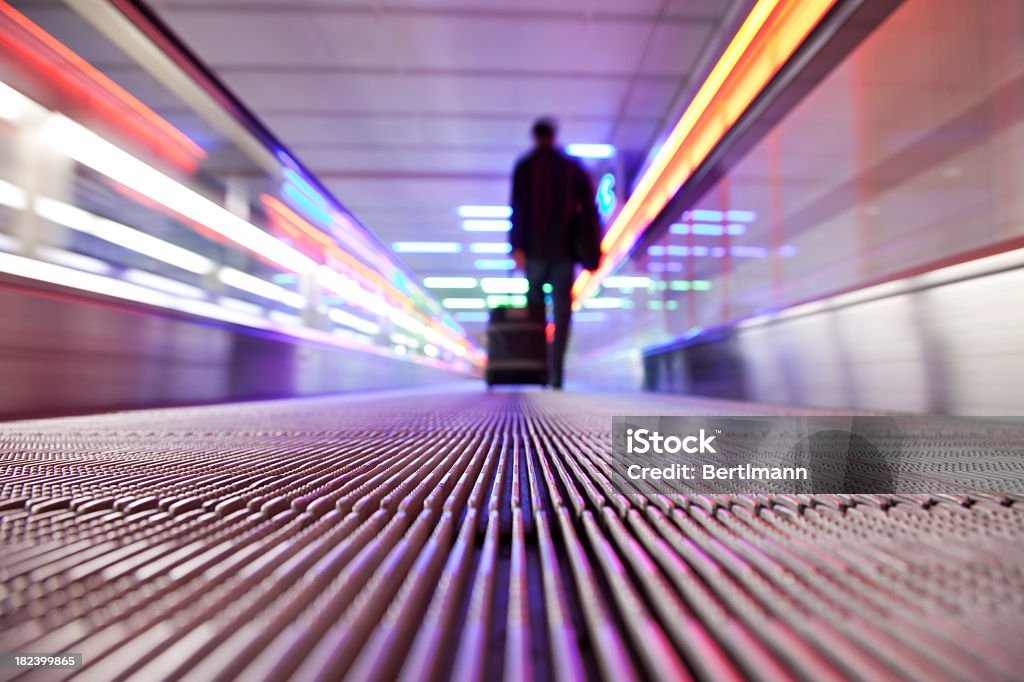 Силуэт бизнесмен путешествия на Эскалатор - Стоковые фото Абстрактный роялти-фри