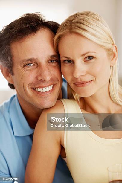 Romantisches Paar Lächeln Zusammen Stockfoto und mehr Bilder von 30-34 Jahre - 30-34 Jahre, 40-44 Jahre, Attraktive Frau