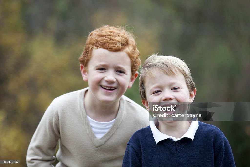 Due giovani fratelli, parenti all'aperto - Foto stock royalty-free di Capelli rossi