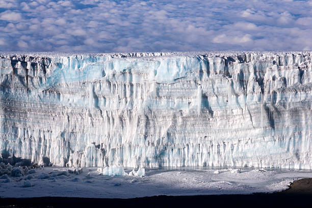 glace au sommet du mur, le kilimandjaro - uhuru peak photos et images de collection