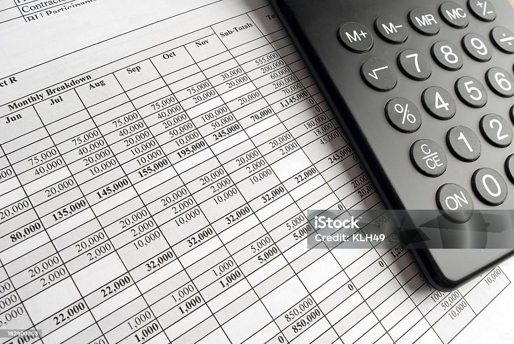 Calculatrice et feuilles de calcul - Photo de Tableau financier libre de droits