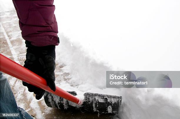 Spalare La Neve Dal Vialetto - Fotografie stock e altre immagini di Arto - Parte del corpo - Arto - Parte del corpo, Arto umano, Attività