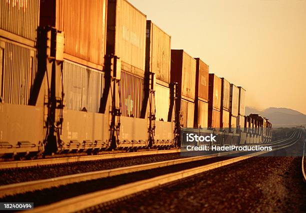 ロング貨物列車にコンテナーズ - 落下防止柵のストックフォトや画像を多数ご用意 - 落下防止柵, 貨物運送, 列車