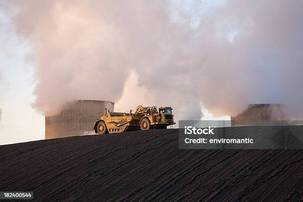 ボタ山で石炭エネルギー発電所です - イギリスのストックフォトや画像を多数ご用意 - イギリス, カラー画像, コンクリート