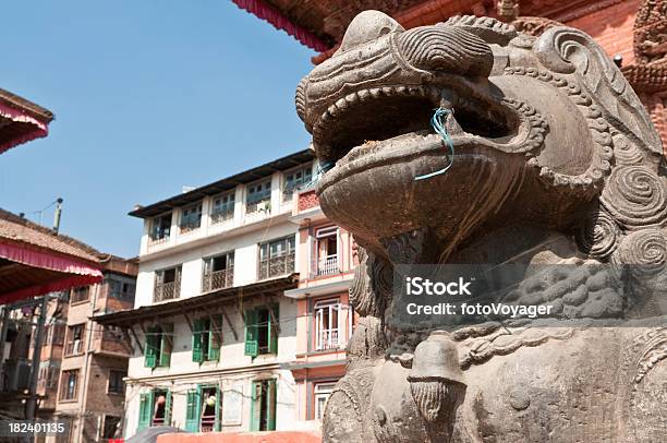 Buddhistische Tempel Schrein Löwenstatue Von Nepal Kathmandu Durbar Square Stockfoto und mehr Bilder von Alt