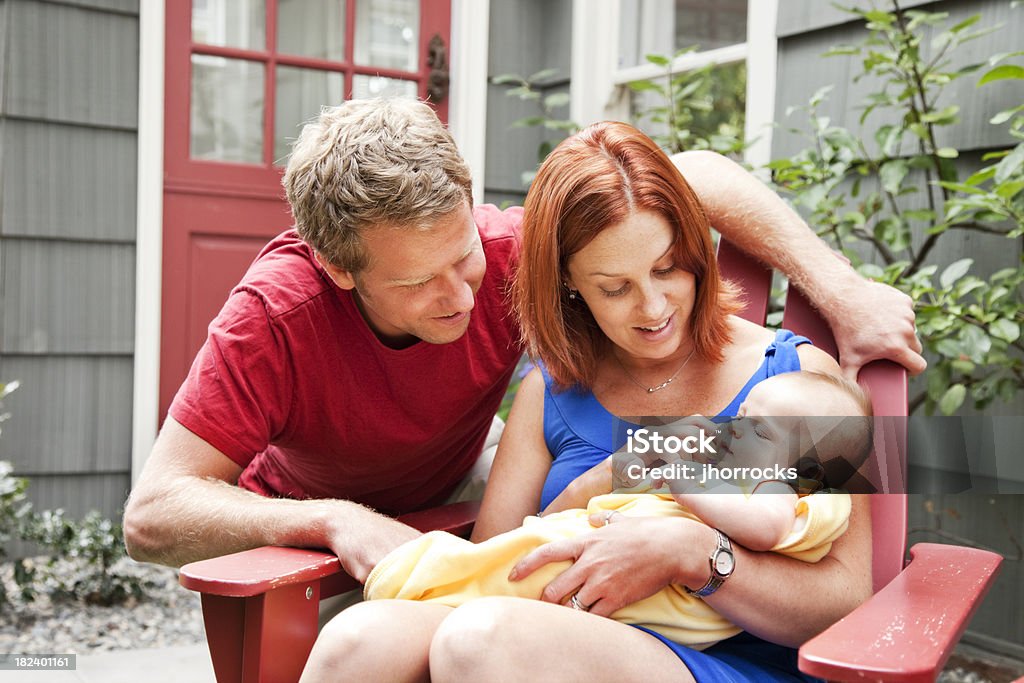 Jovem família em casa - Foto de stock de 25-30 Anos royalty-free